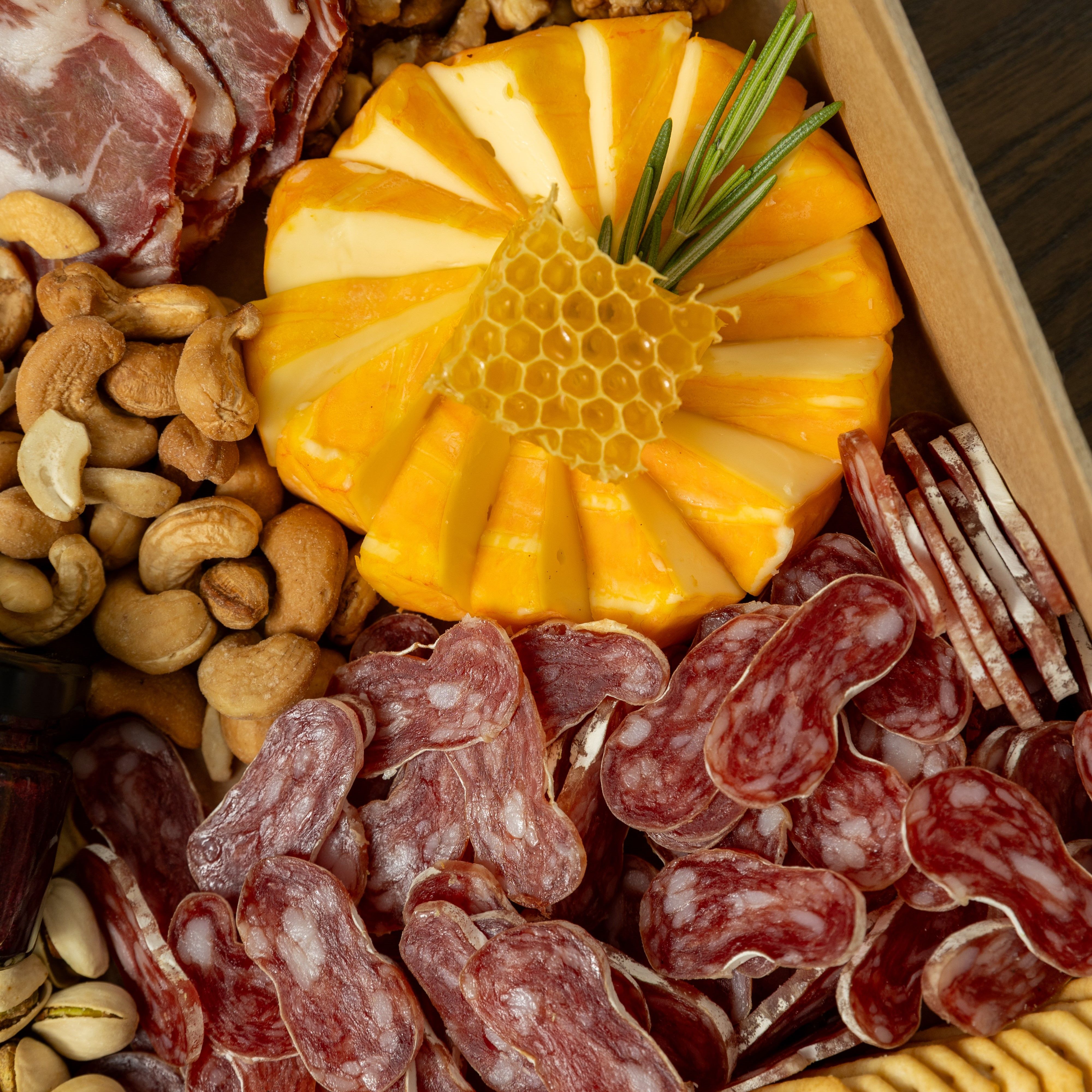 Bri, saće i kobasica