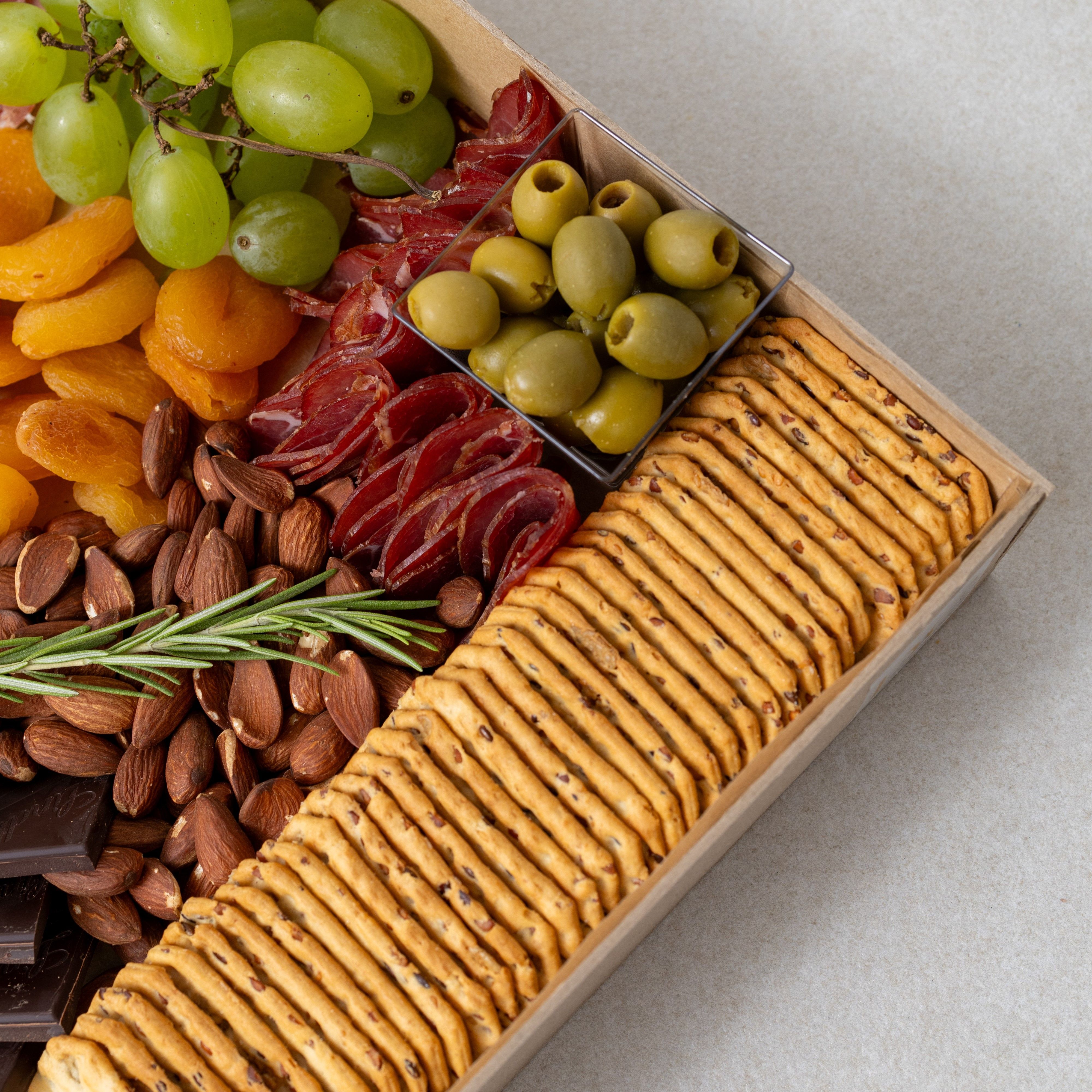 Masline, krekeri i pršuta