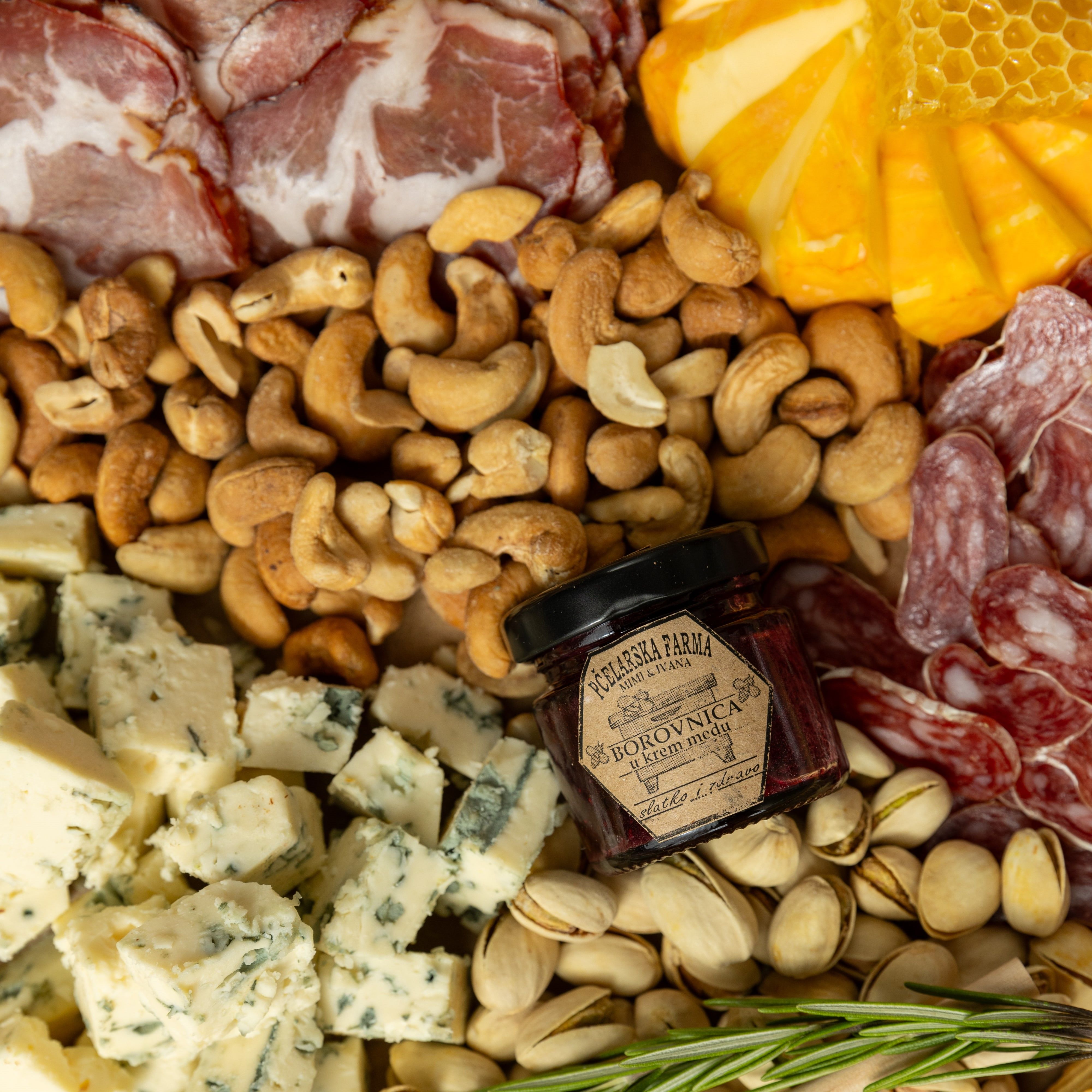 Med, orašasti plodovi i gorgonzola